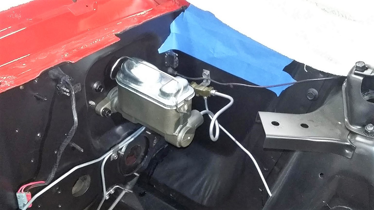 Dual reservoir master cylinder