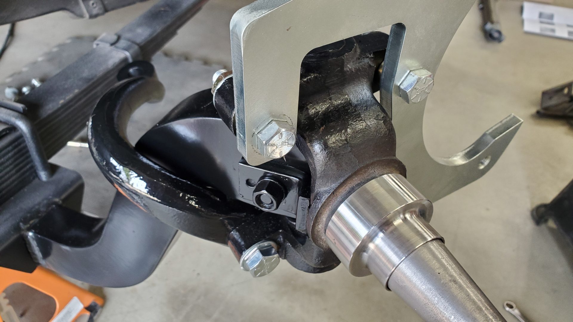 Spindle stops without interfering with steering arm 