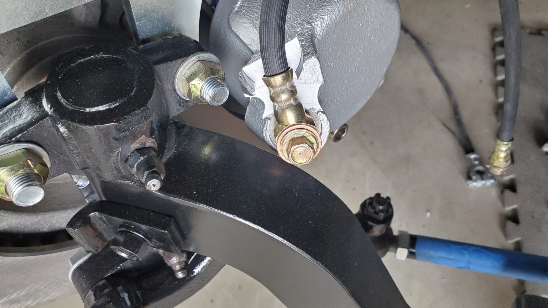 Hose end and caliper interfere with the axle long before a full turn is reached. Time for some more mods.